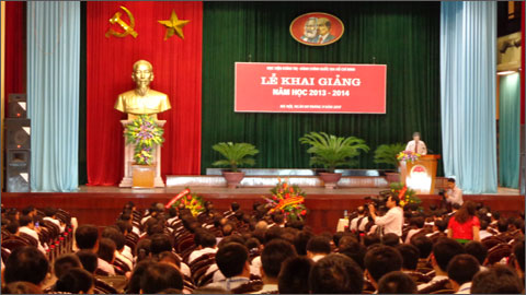 ສະຖາບັນການເມືອງ - ການປົກຄອງແຫ່ງຊາດ ໂຮ່ຈີມິນໄຂສົກຮຽນໃໝ່